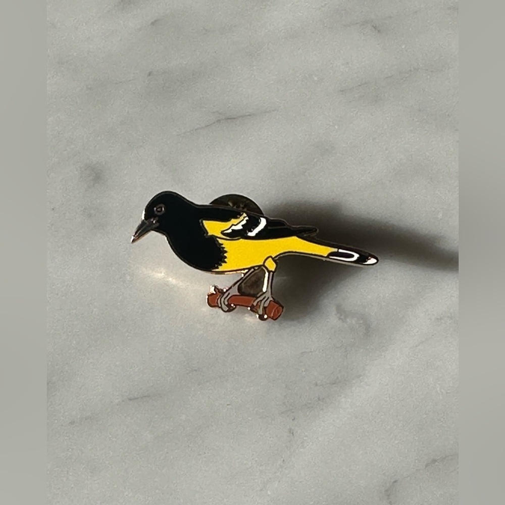 Scott’s Oriole Bird Yellow and Black Pin - Picture 2 of 7